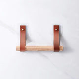 Porte-Rouleau-Papier-Toilette-Bois-Lassos-de-Cuir-Design-couleur-Marron-Bois-clair-Presentation-3-lepetitcoindesign.com