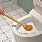 Brosse-toilette-Bois-fibre-de-coco-ecologique-Couleur-beige-marron-demonstration-lepetitcoindesign.com
