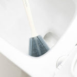 Brosse-coudée-WC-Clean-Blue-couleur-beige-bleu-Demonstration-utilisation-brosse-lepetitcoindesign.com