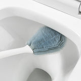 Brosse-coudée-WC-Clean-Blue-couleur-beige-bleu-Demonstration-utilisation-balai-lepetitcoindesign.com