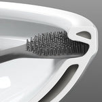 Brosse-wc-courbée-en-silicone-avec-support-couleur-blanc-gris-démonsatration-lepetitcoindesign.com