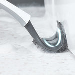 Brosse-wc-courbée-silicone-flexible-couleur-blanc-gris-démonsatration-lepetitcoindesign.com
