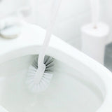 Balai-WC-Originale-Jeune-Pousse-Blanc-Démonstration-Nettoyage-brosse-lepetitcoindesign.com