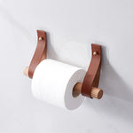 Derouleur-Papier-Toilette-Bois-Lassos-de-Cuir-Design-couleur-Marron-Bois-clair-Presentation-1-lepetitcoindesign.com
